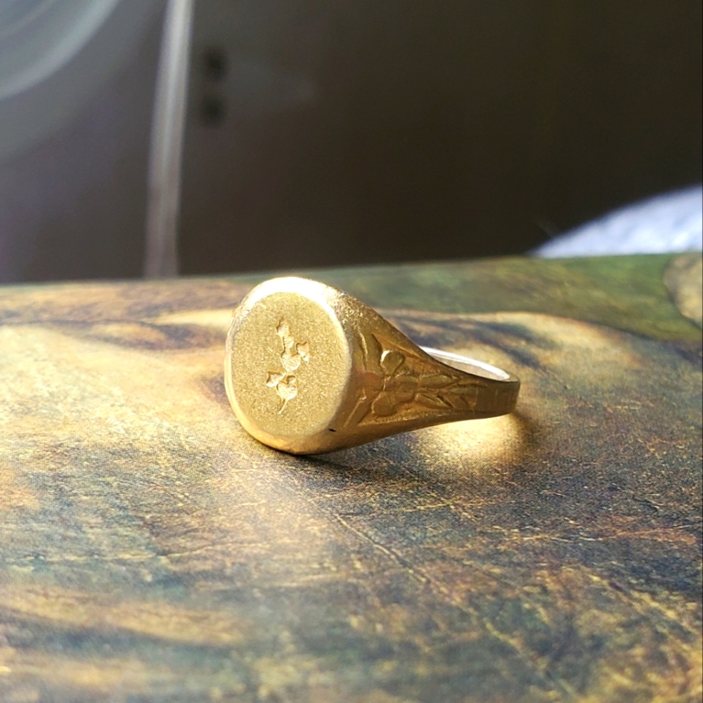 Gold tones vintage style floral ring